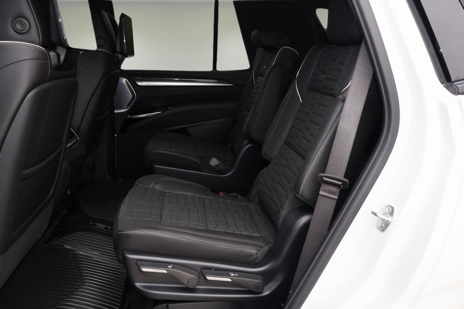 Used 2025 Cadillac Escalade V w/ LPO, ONYX Package image 11