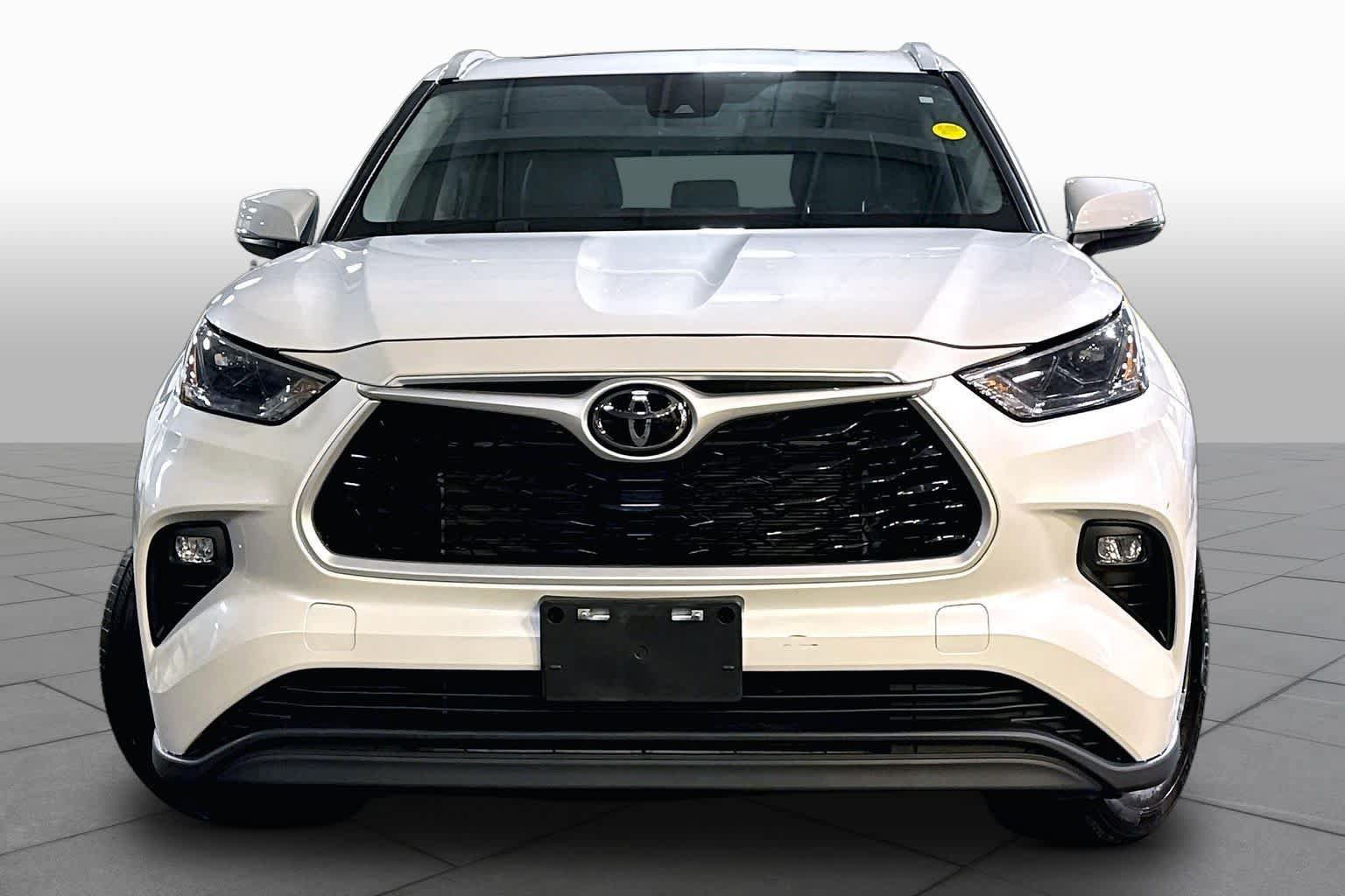 Used 2023 Toyota Highlander XLE AWD/4WD image 4