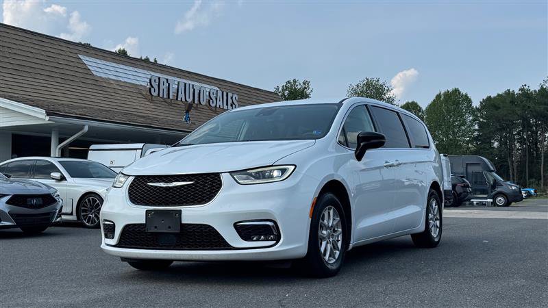 Used 2024 Chrysler Pacifica Touring-L FWD image 2