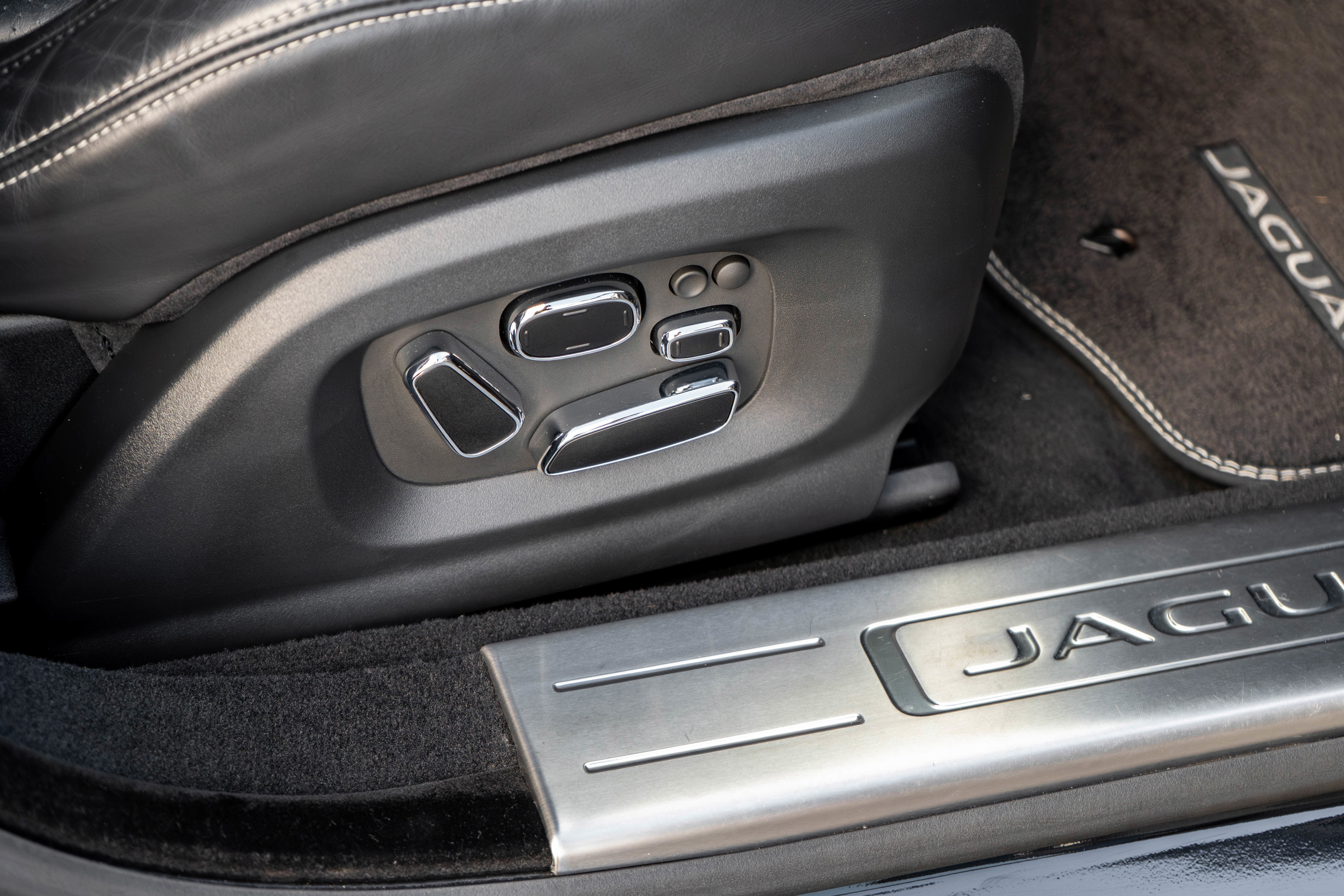 Used 2015 Jaguar XJ image 25