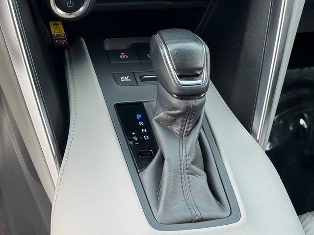 Used 2024 Toyota Venza LE AWD/4WD image 21