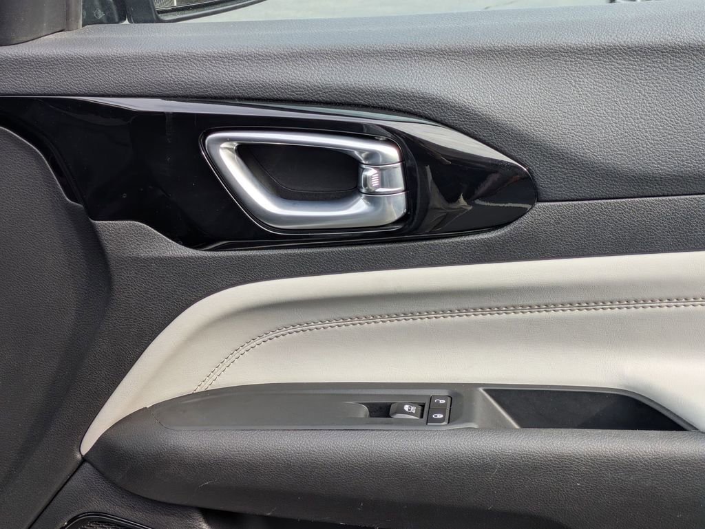 Used 2025 Jeep Compass Limited image 32