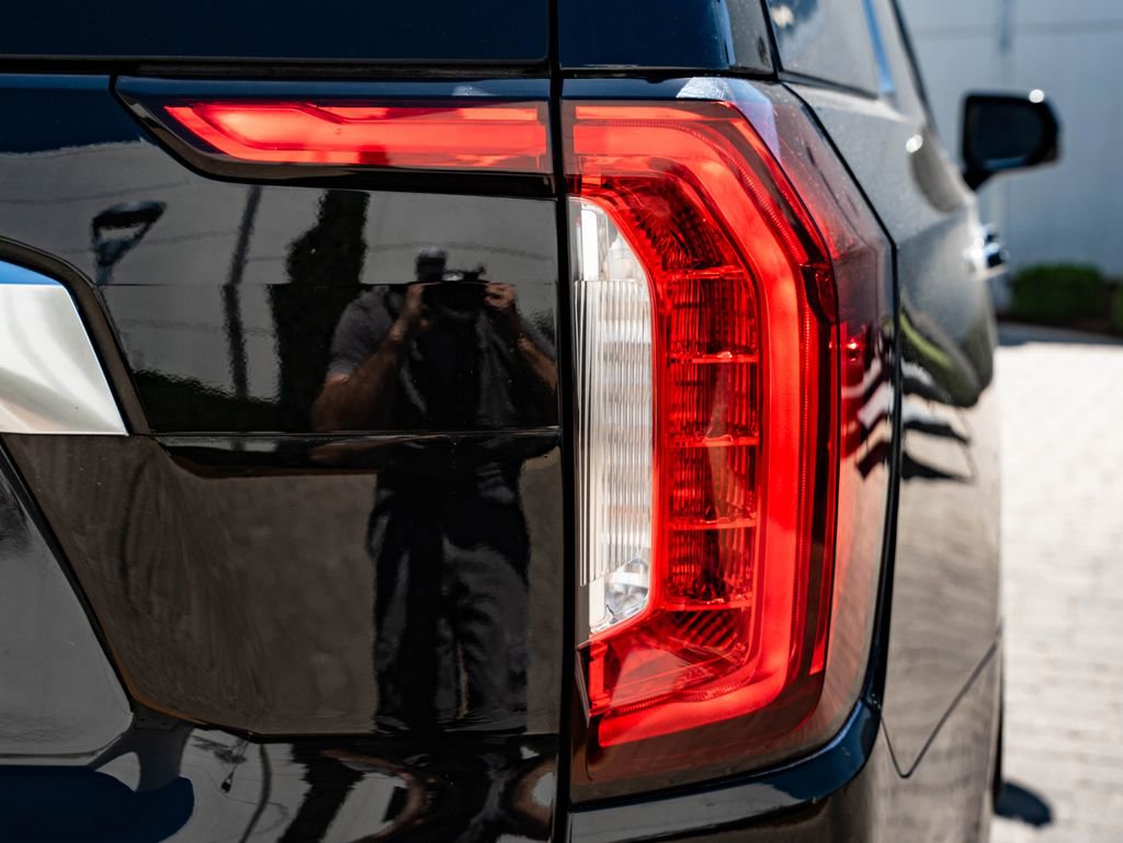 Used 2021 GMC Yukon Denali w/ Denali Premium Package image 9
