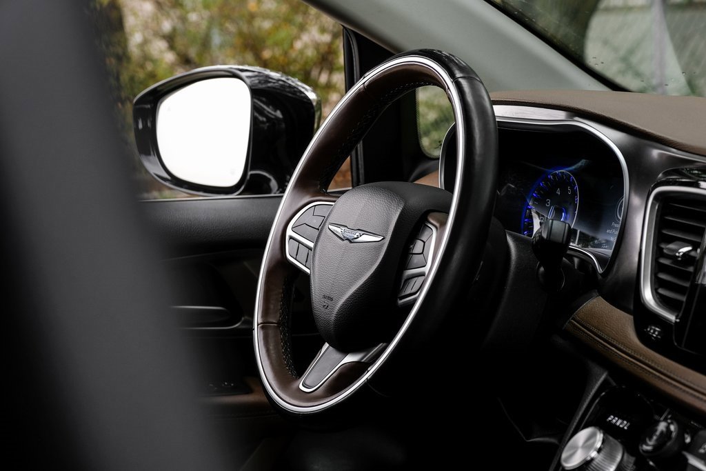 Used 2018 Chrysler Pacifica Limited image 25