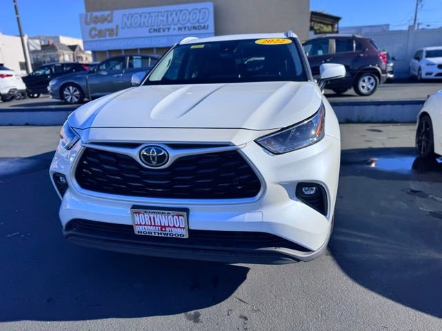 Used 2022 Toyota Highlander XLE FWD image 3