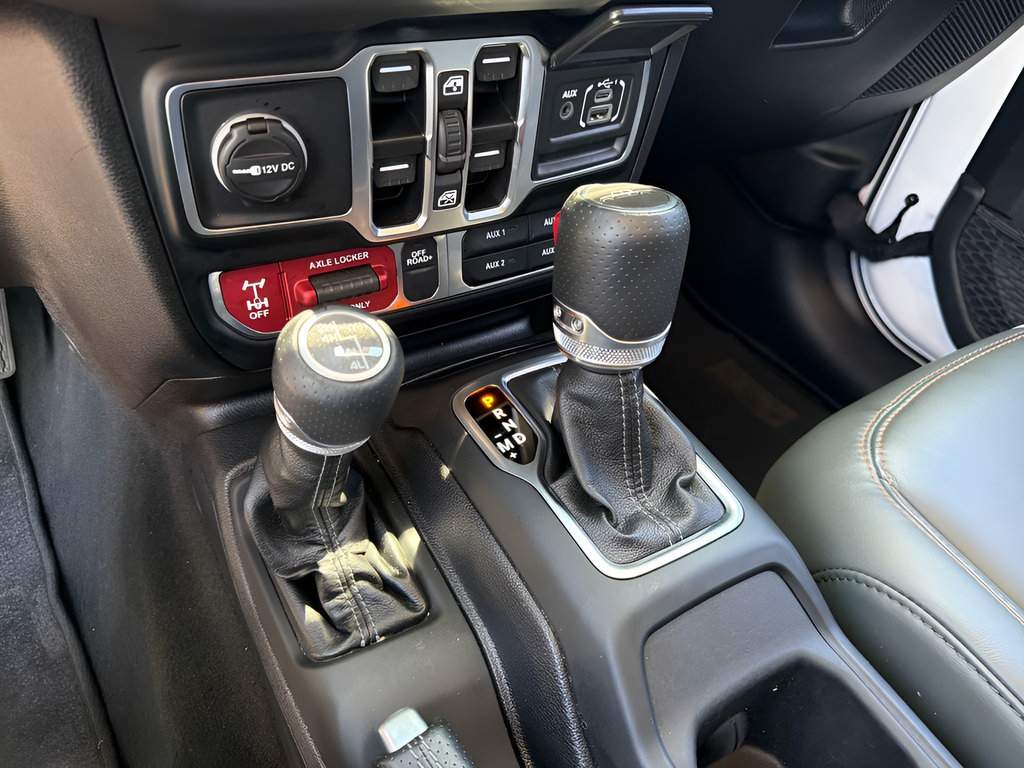 Used 2025 Jeep Gladiator Mojave w/ Convenience Group AWD/4WD image 31