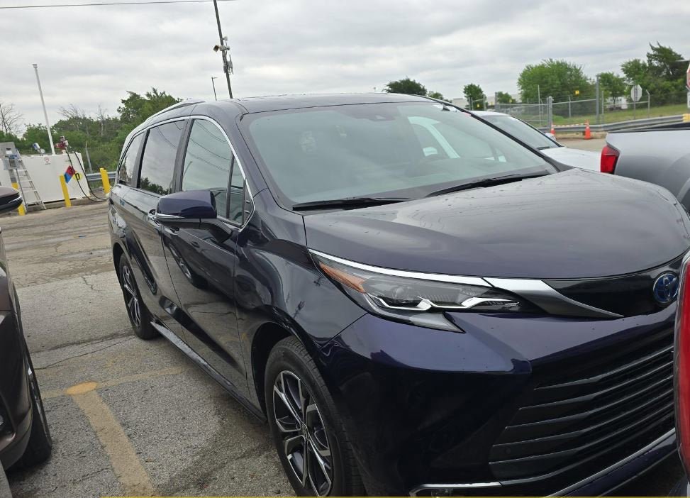 Used 2025 Toyota Sienna Platinum AWD/4WD image 2