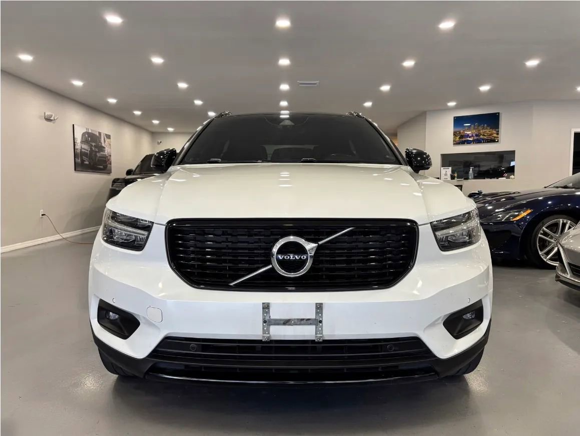 Used 2020 Volvo XC40 T4 R-Design FWD image 2