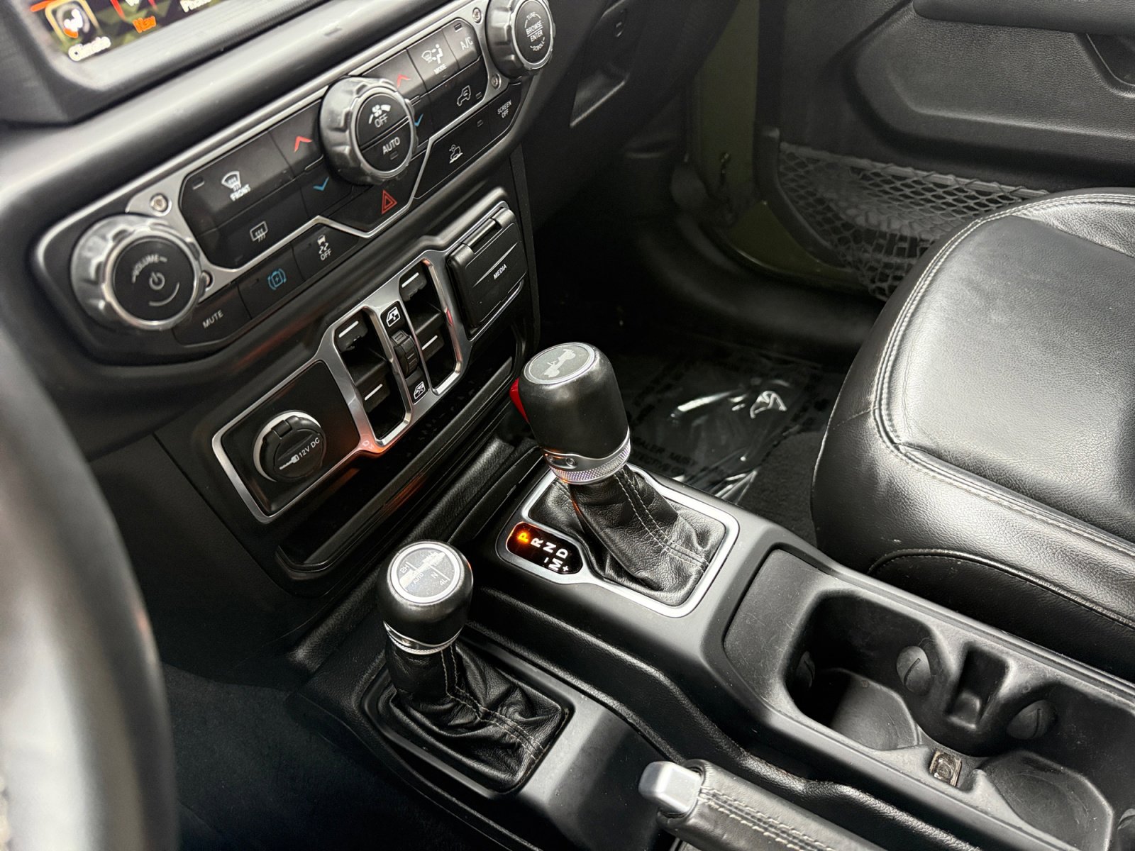 Used 2023 Jeep Wrangler Unlimited Sahara image 13