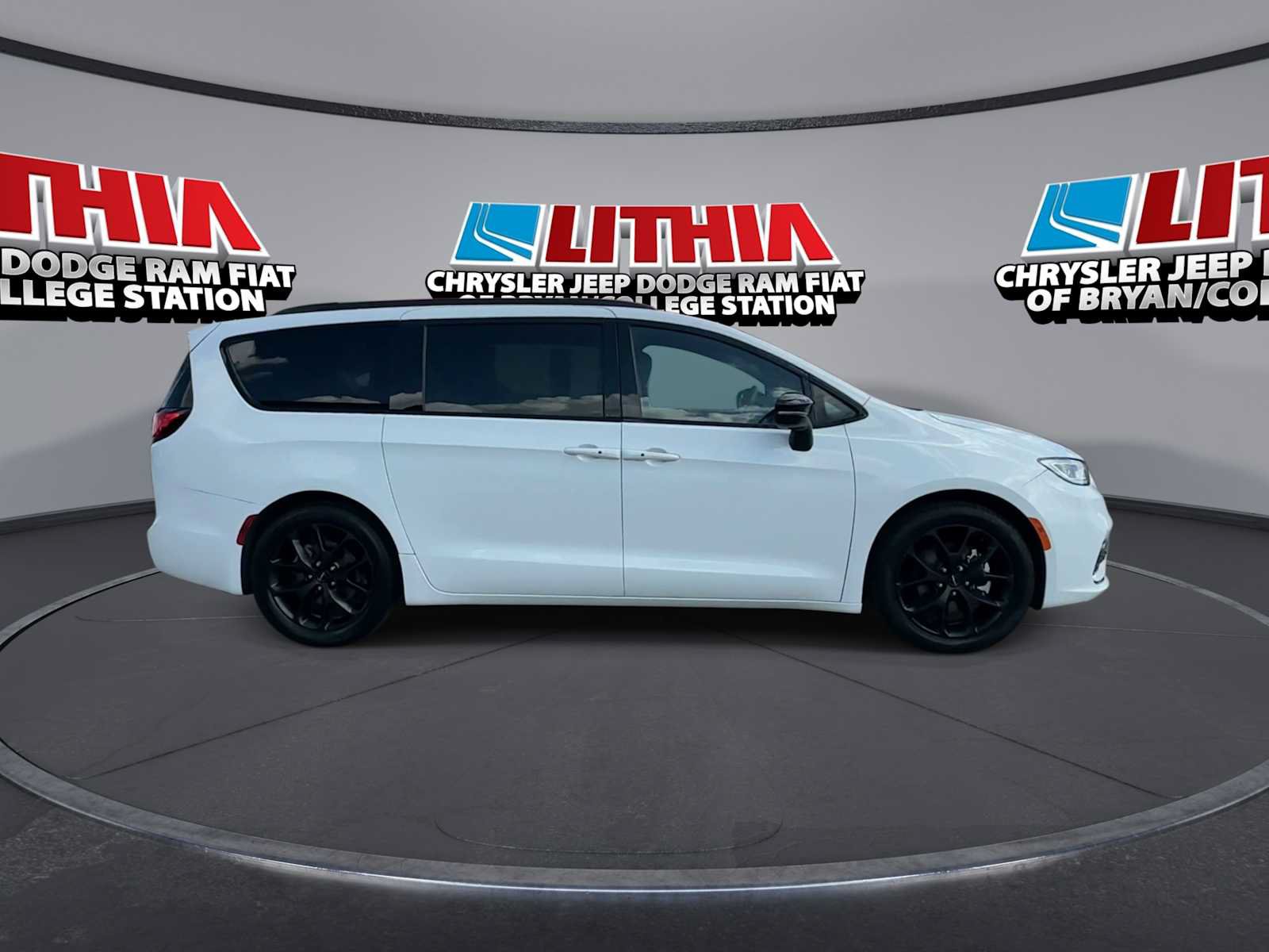 Used 2025 Chrysler Pacifica Limited FWD image 9