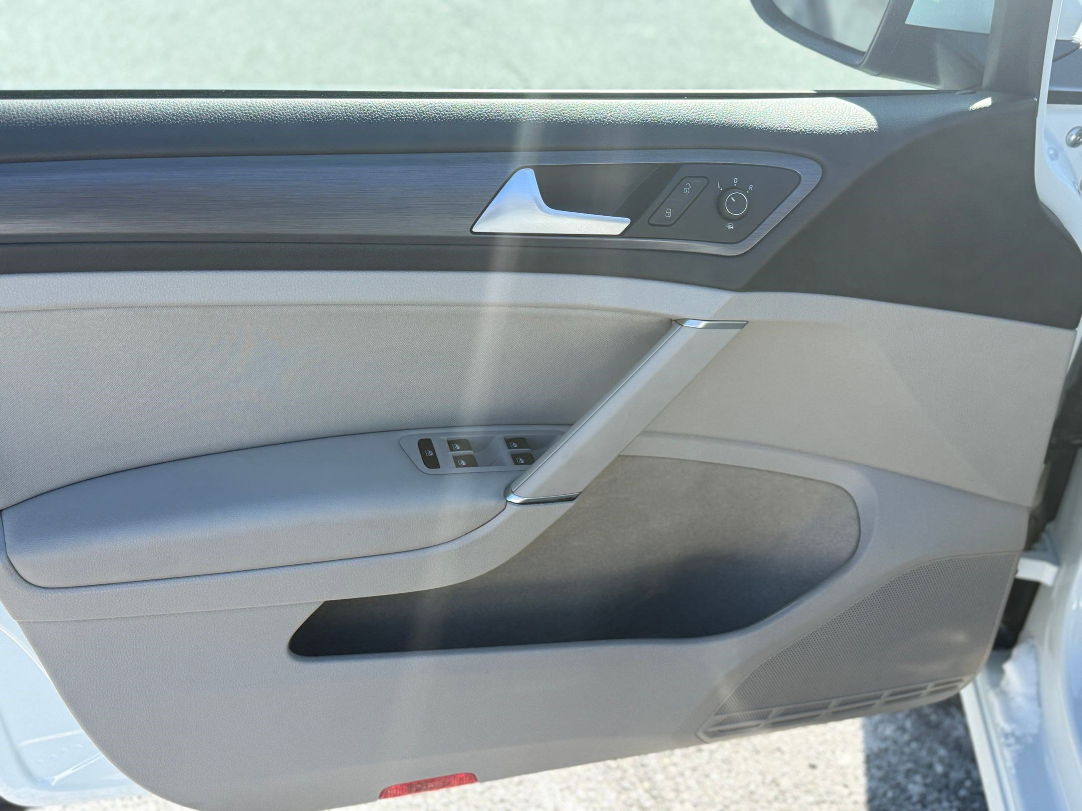 Used 2018 Volkswagen Golf S image 12