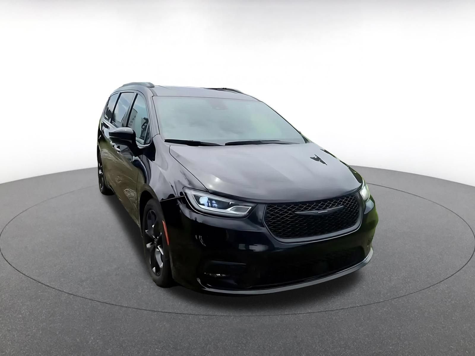 Used 2025 Chrysler Pacifica Limited FWD image 3