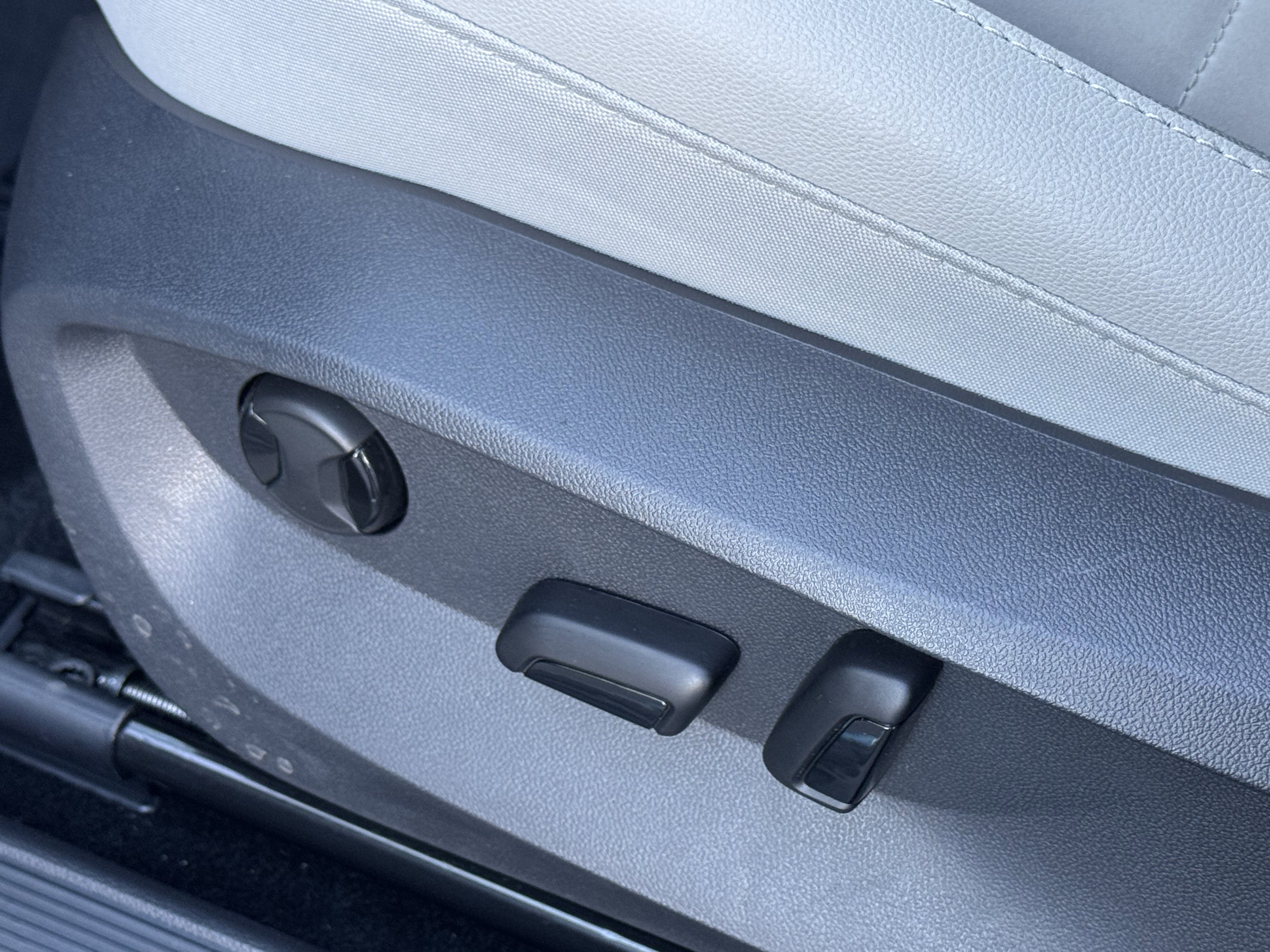 Certified 2025 Volkswagen Taos SE image 17