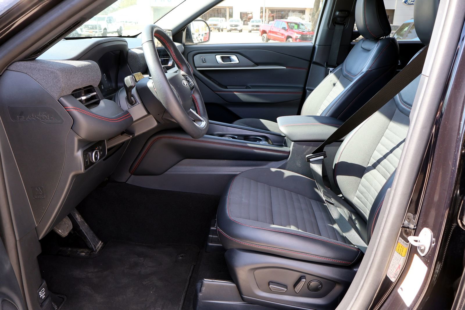 Used 2025 Ford Explorer ST-Line AWD/4WD image 25