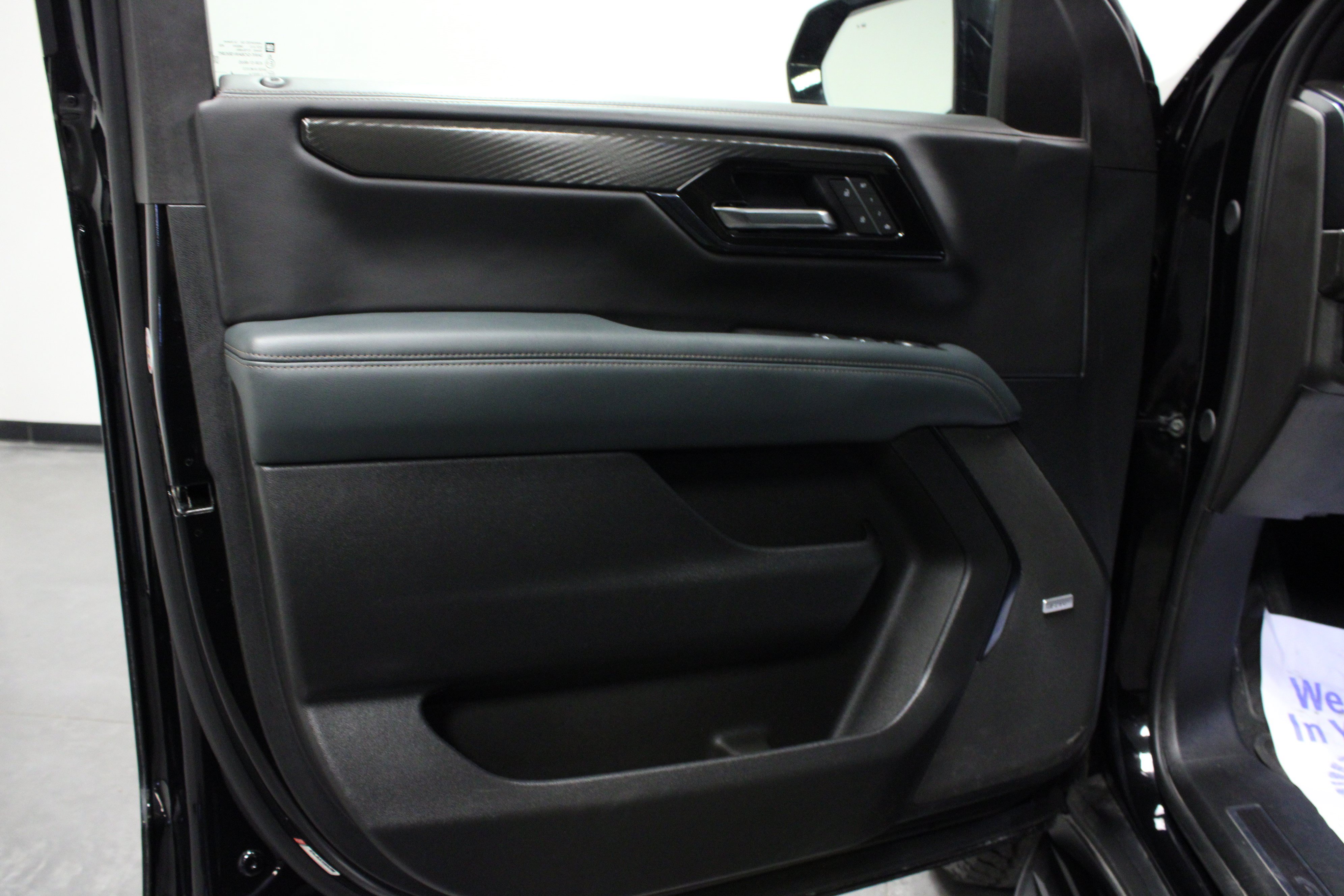 Used 2025 GMC Yukon XL AT4 AWD/4WD image 11