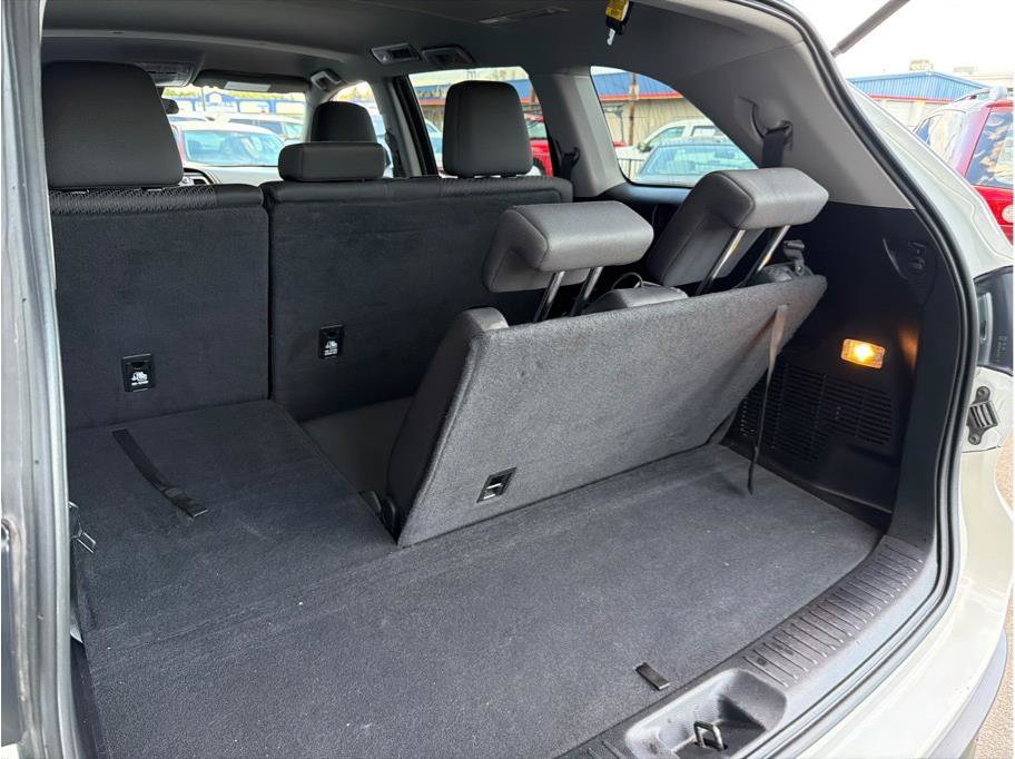 Used 2018 Toyota Highlander LE w/ Carpet Mat Package (TMS) AWD/4WD image 23