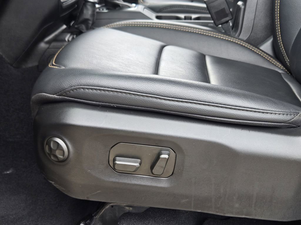 Used 2025 Jeep Wrangler Unlimited Sahara AWD/4WD image 32