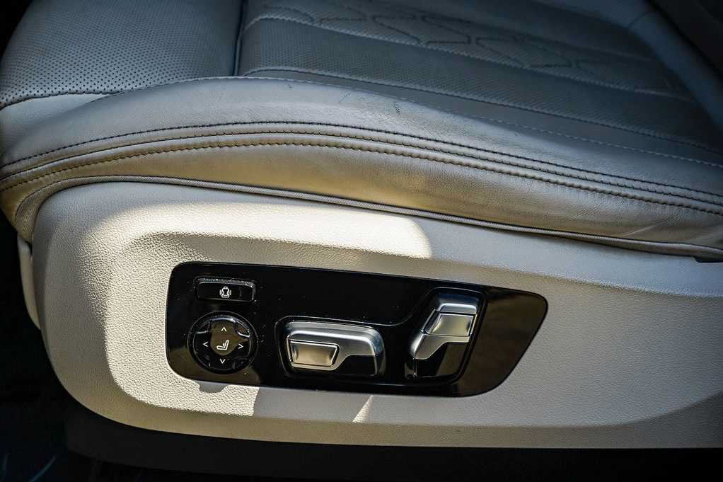 Used 2022 BMW X7 M50i w/ Dynamic Handling Package AWD/4WD image 22