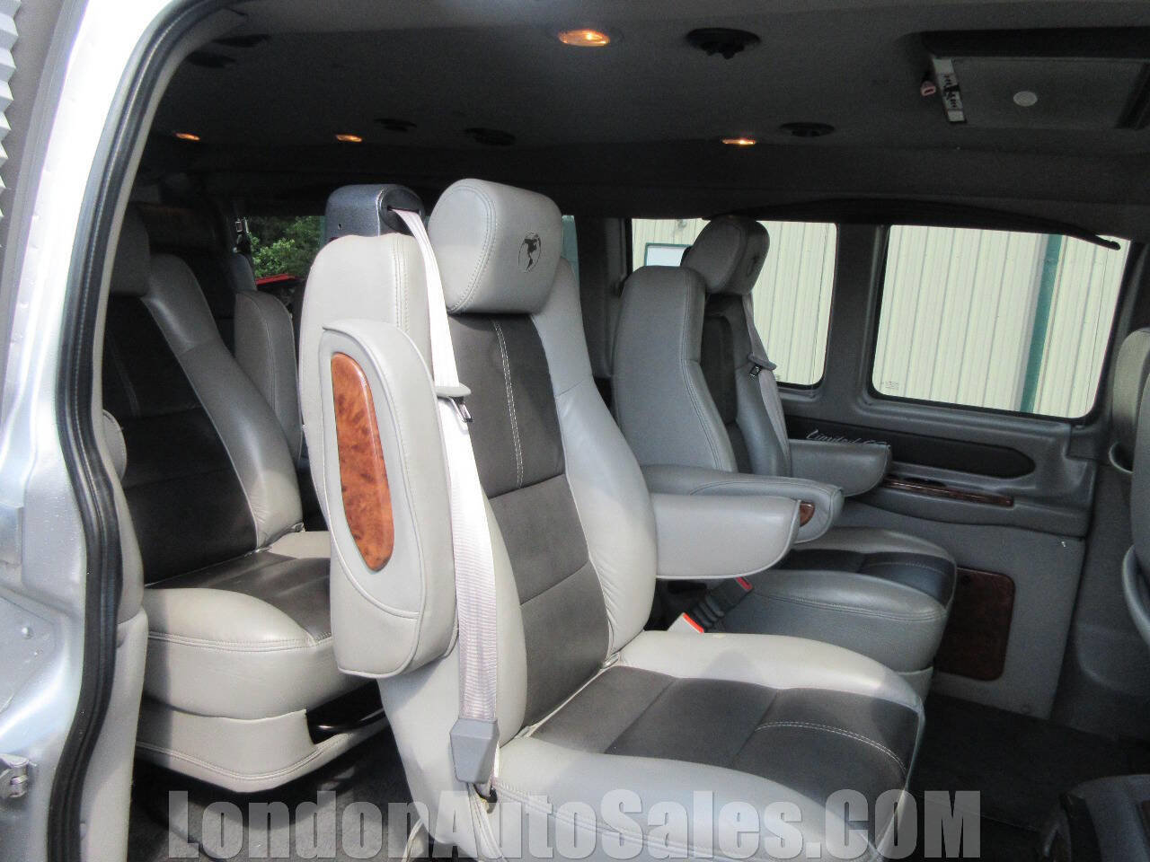 Used 2018 Chevrolet Express 2500 Extended w/ Enhanced Convenience Package image 14