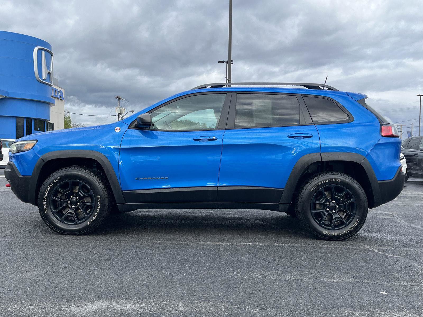 Used 2020 Jeep Cherokee Trailhawk AWD/4WD image 10
