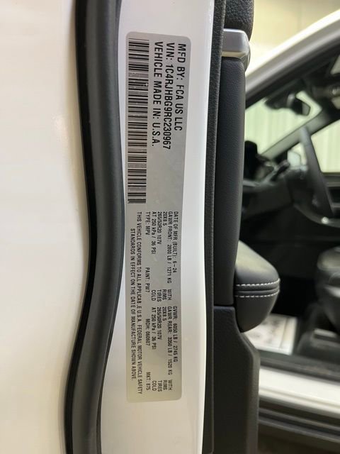 Used 2024 Jeep Grand Cherokee Limited w/ Black Appearance Package image 30