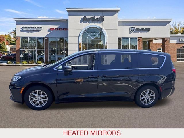 Used 2023 Chrysler Pacifica Touring-L FWD image 5