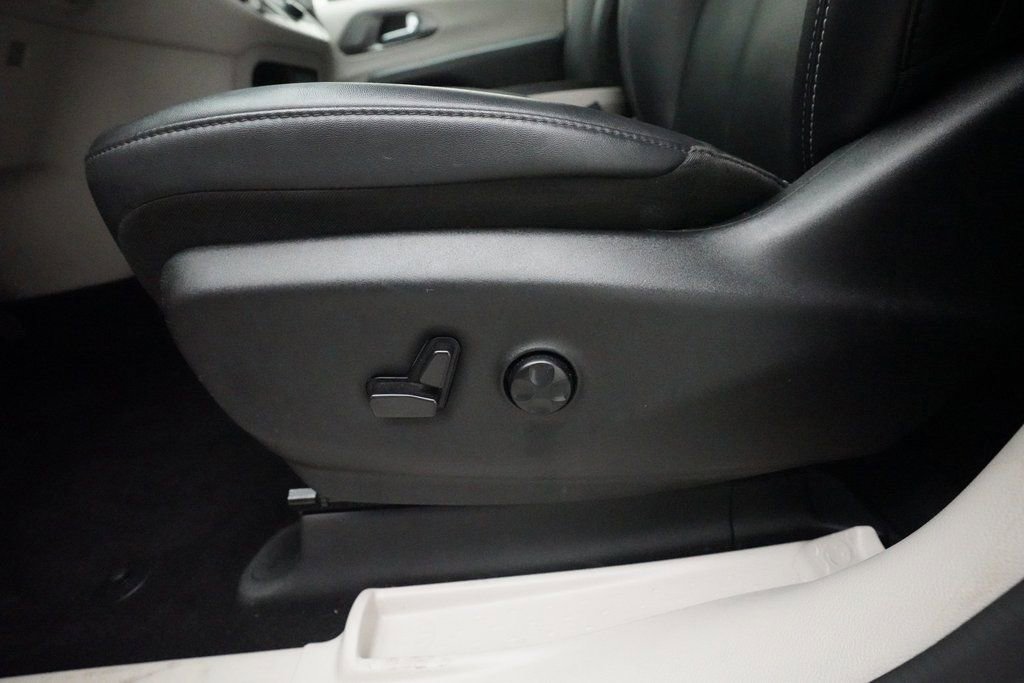 Used 2024 Chrysler Pacifica Touring-L image 29