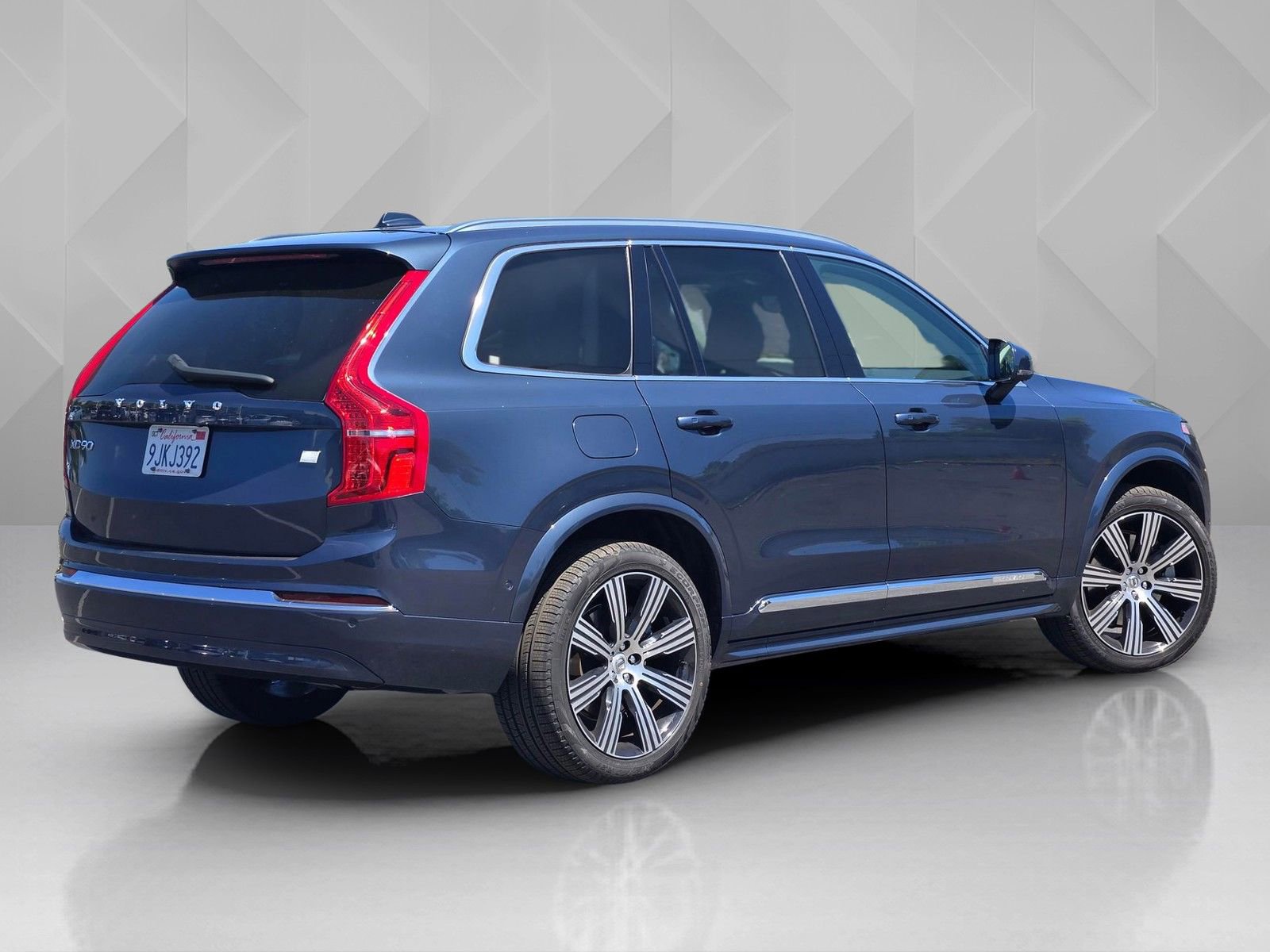 Certified 2024 Volvo XC90 T8 Plus AWD/4WD image 6