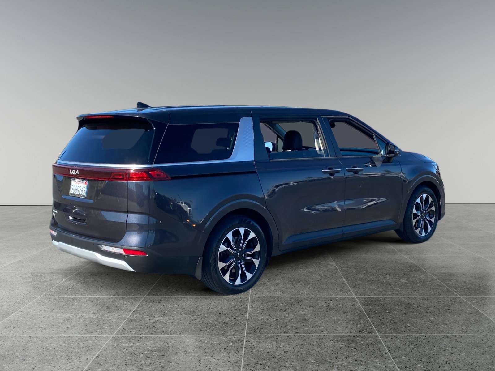 Used 2023 Kia Carnival EX image 5