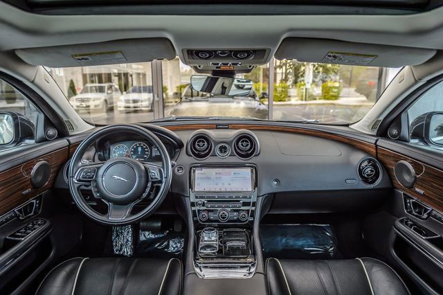 Used 2019 Jaguar XJ R-Sport image 3