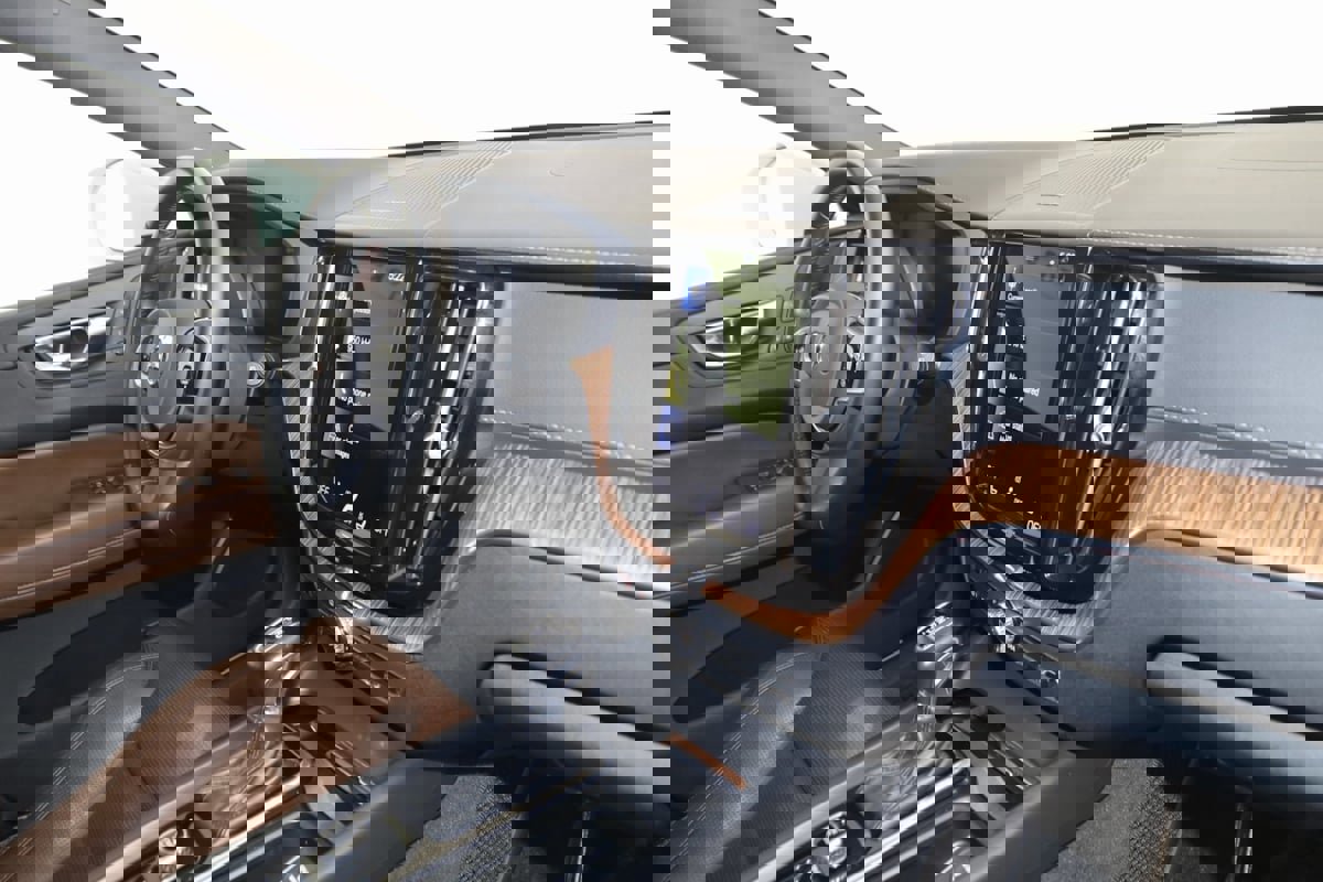 Used 2021 Volvo XC60 T5 Inscription w/ Protection Package Premier image 42