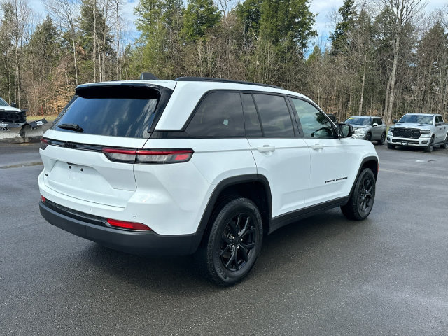 Used 2025 Jeep Grand Cherokee Altitude AWD/4WD image 5