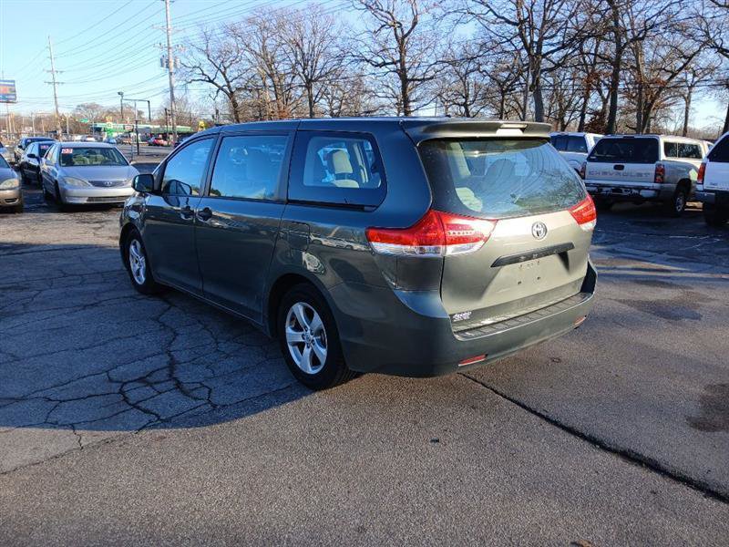 Used 2013 Toyota Sienna L image 2