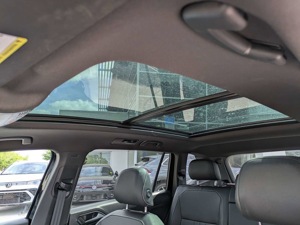 Used 2023 Volkswagen Tiguan SE R-Line image 26