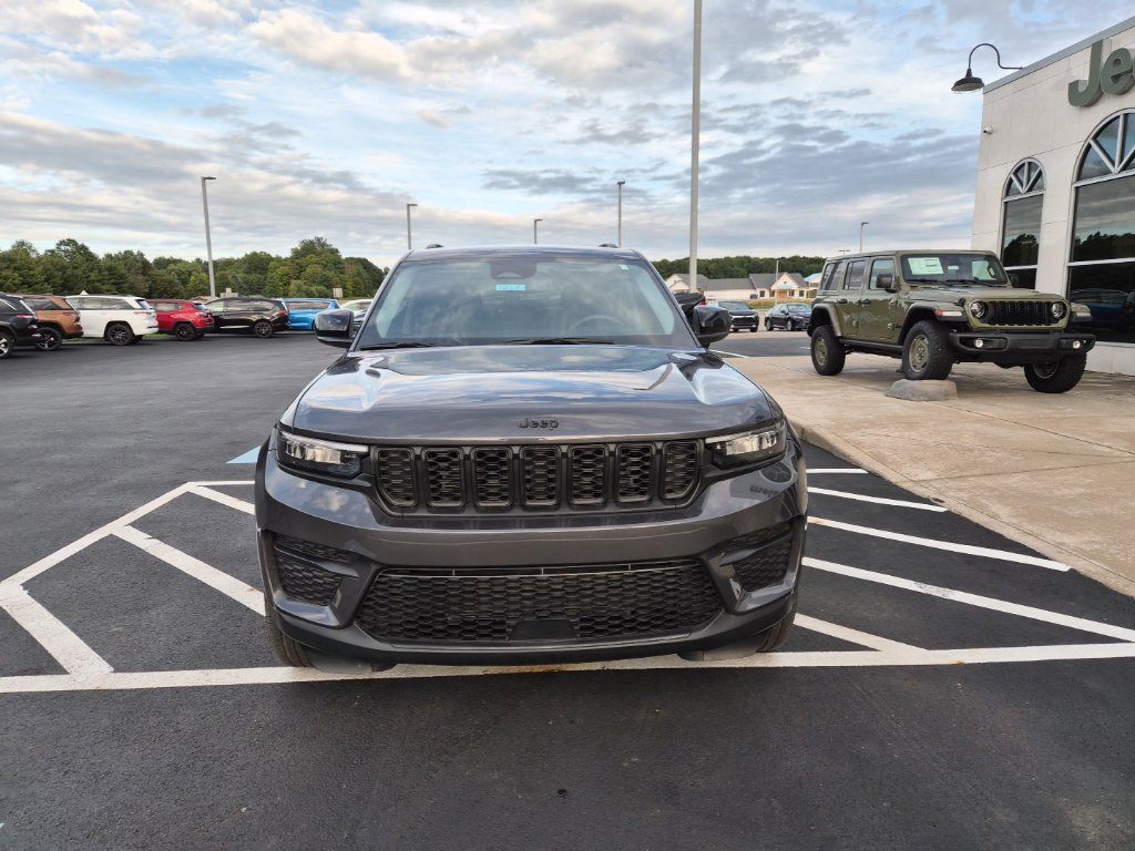 Used 2024 Jeep Grand Cherokee Laredo AWD/4WD image 7