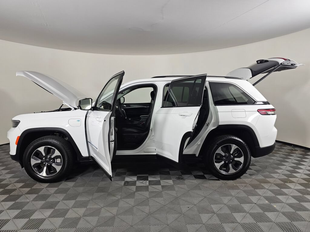Used 2023 Jeep Grand Cherokee 4WD 4xe image 15