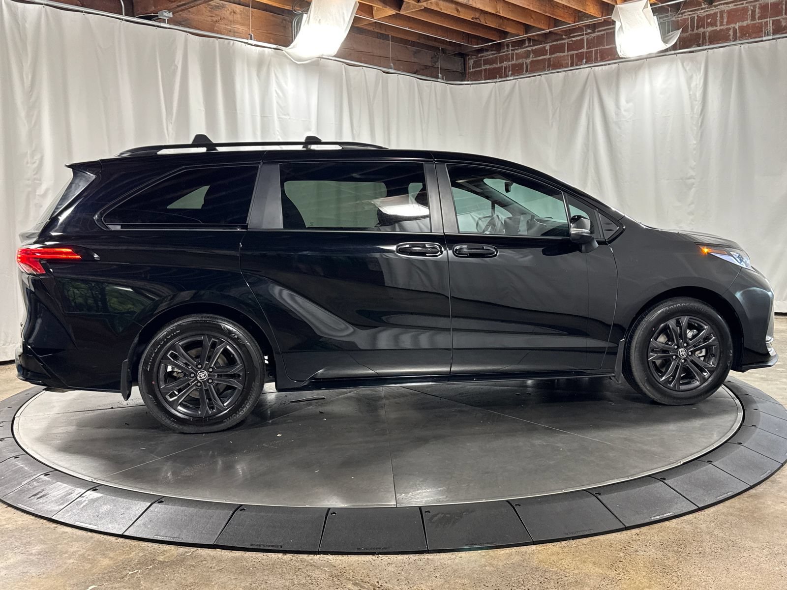 Used 2025 Toyota Sienna XSE w/ XSE Premium Package AWD/4WD image 6