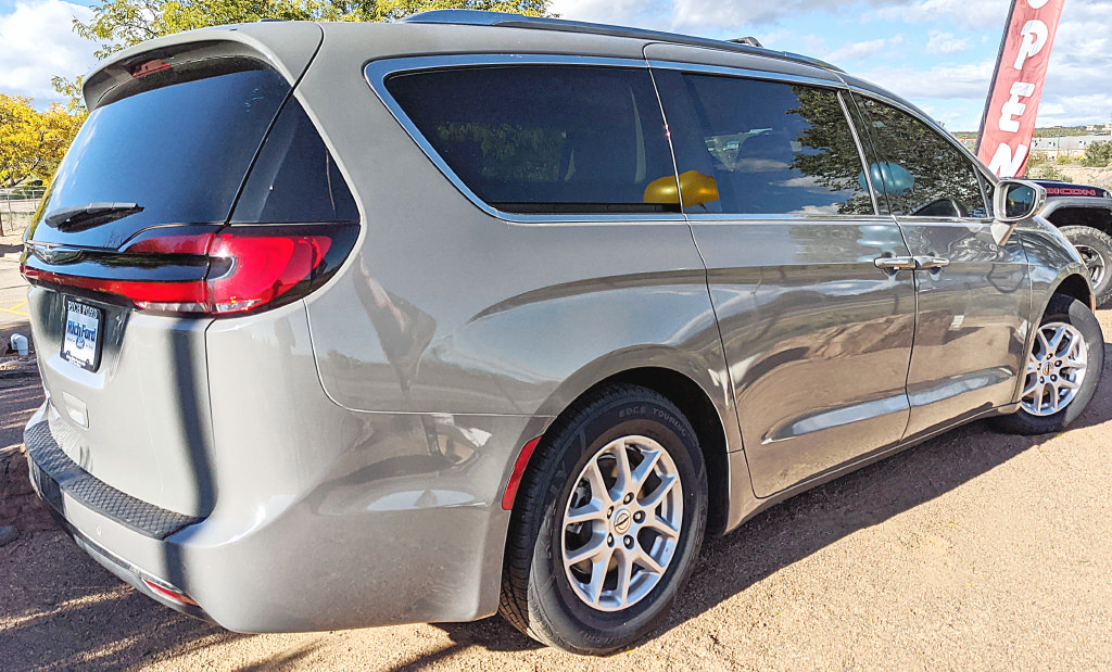 Used 2021 Chrysler Pacifica Touring-L FWD image 3
