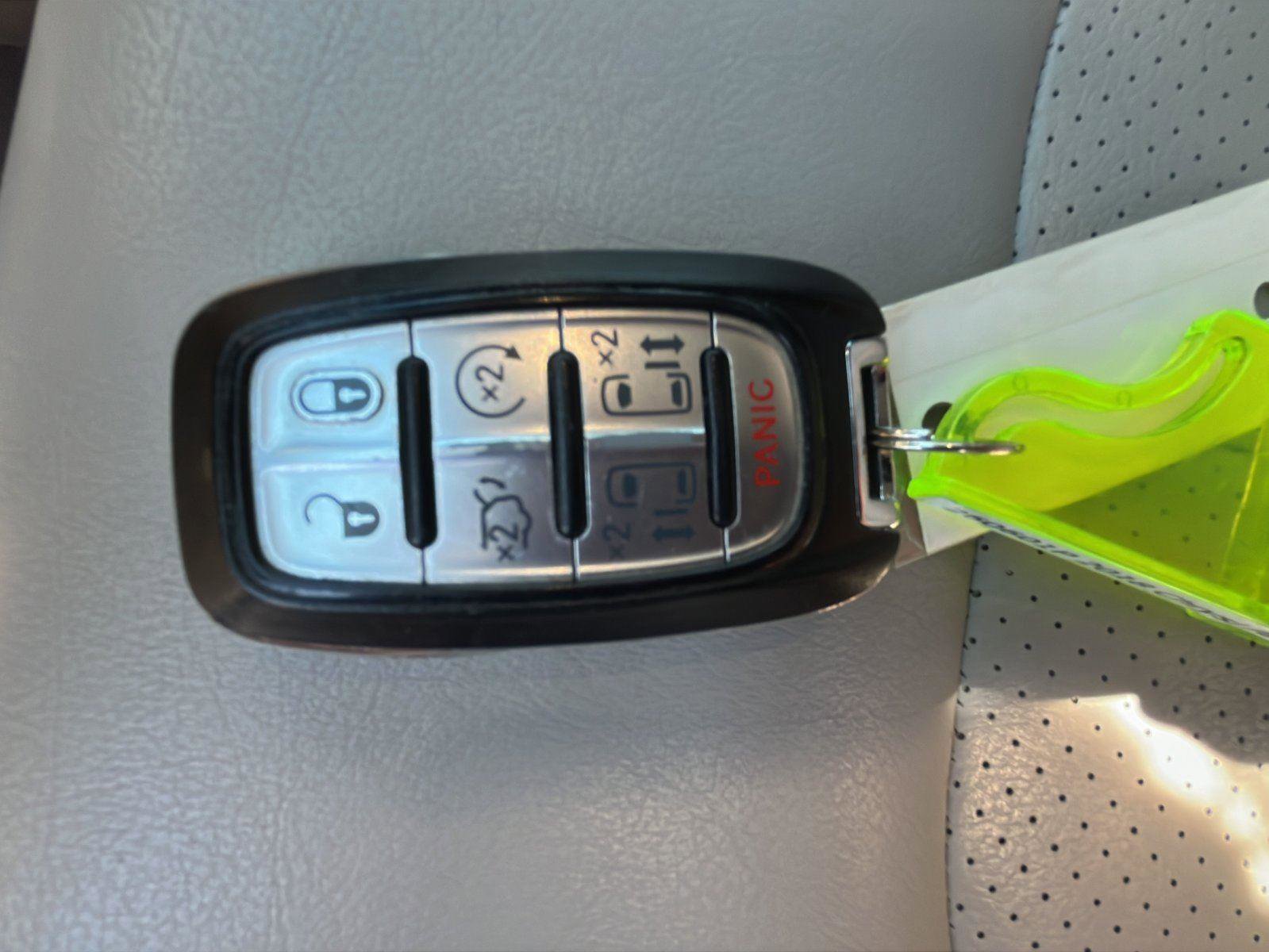 Used 2018 Chrysler Pacifica Touring-L FWD image 21