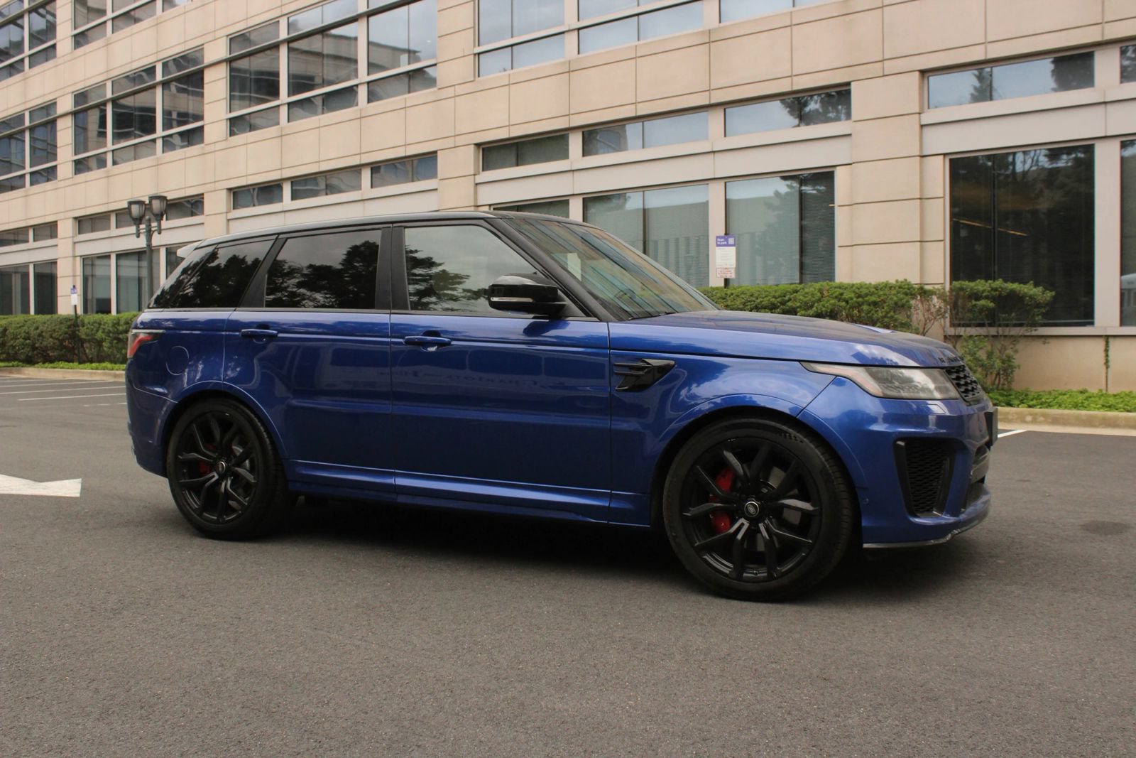 Used 2019 Land Rover Range Rover Sport SVR AWD/4WD image 2