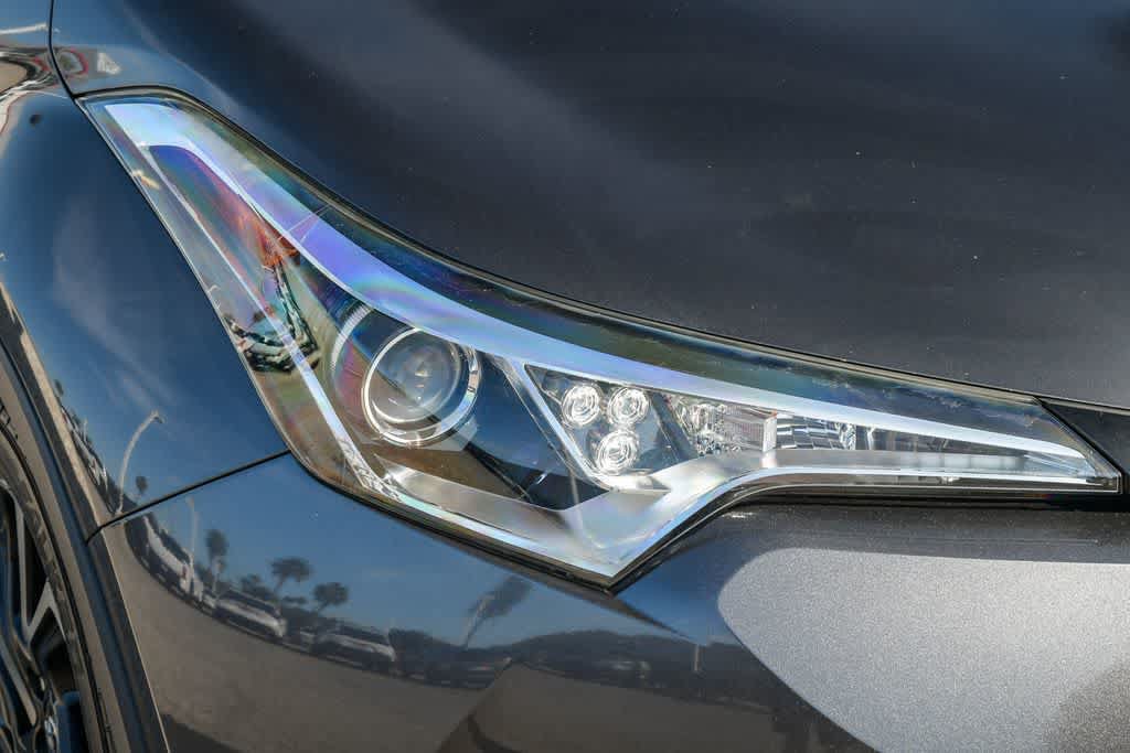 Used 2019 Toyota C-HR XLE FWD image 4