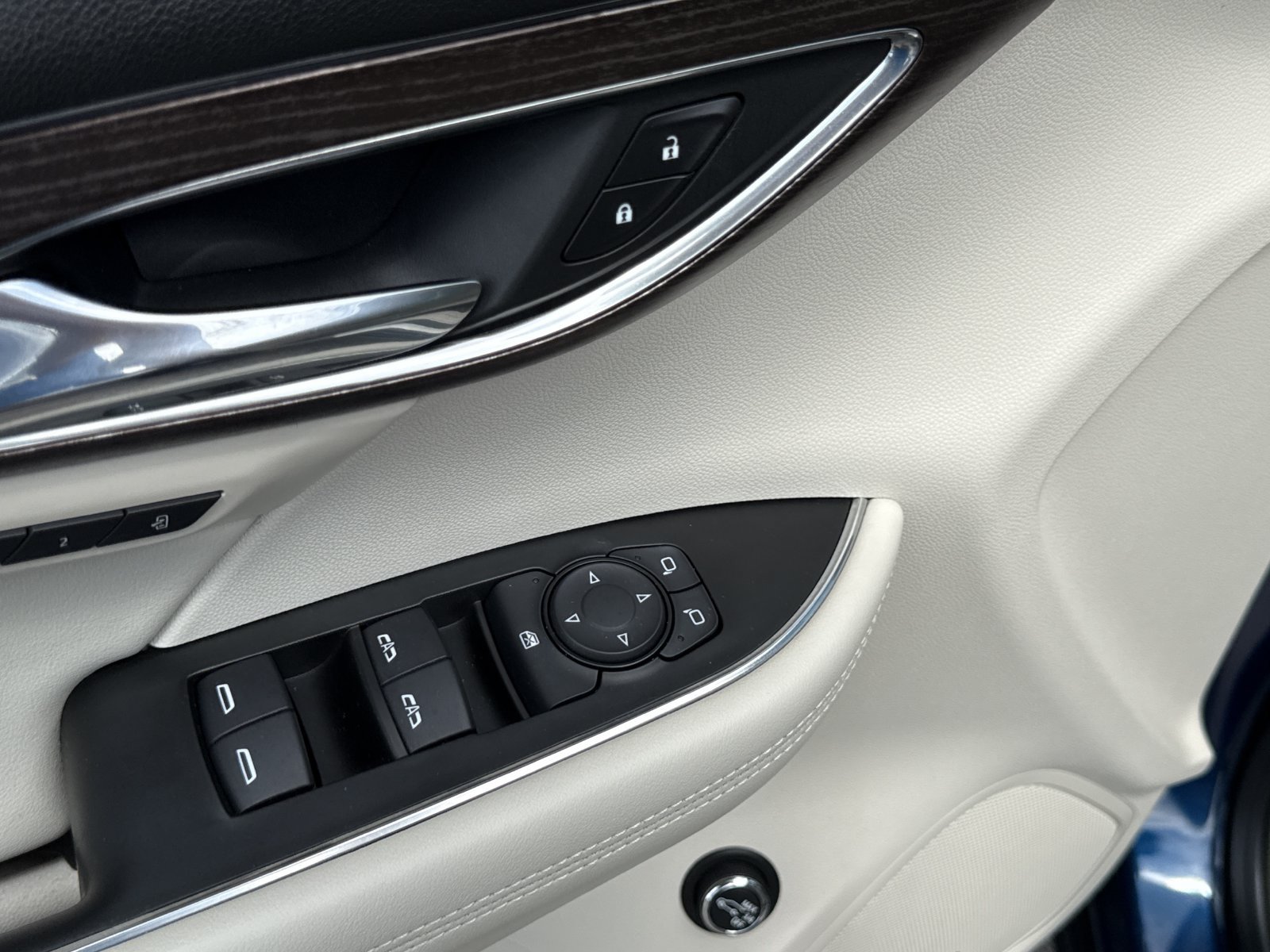 Used 2022 Buick Envision Avenir w/ Technology Package II FWD image 37