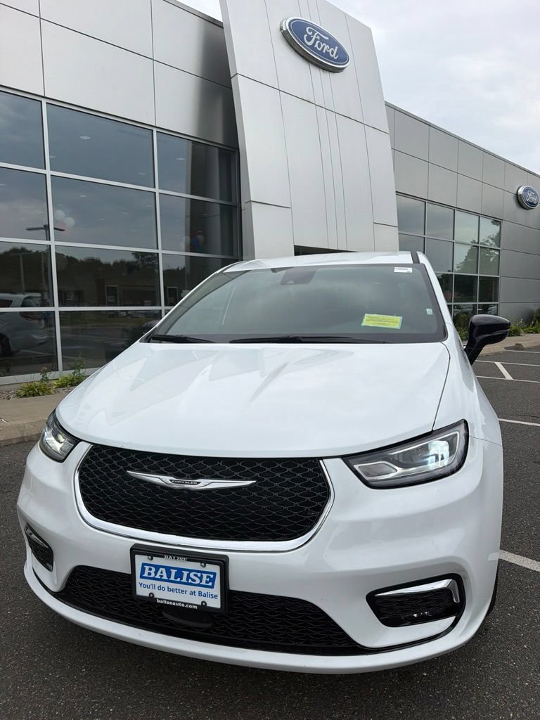 Used 2025 Chrysler Pacifica Select FWD image 2