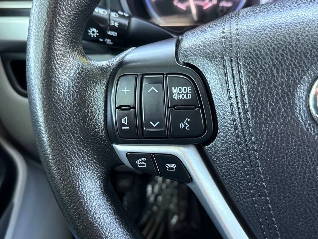 Used 2016 Toyota Highlander LE AWD/4WD image 31