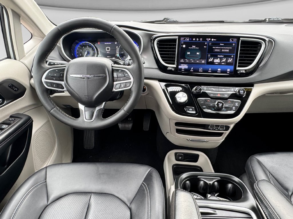 Used 2024 Chrysler Pacifica Touring-L FWD image 23