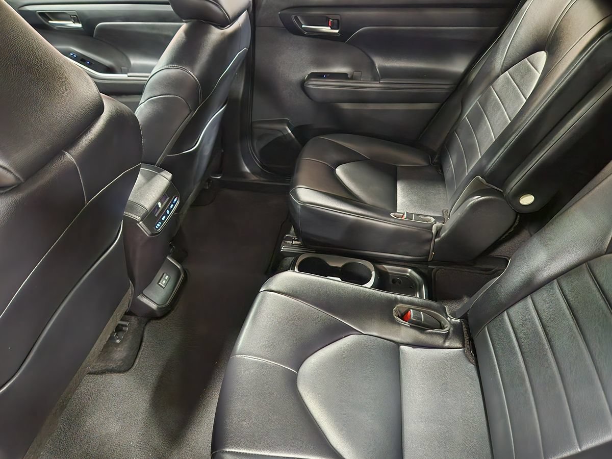 Used 2022 Toyota Highlander XLE FWD image 51