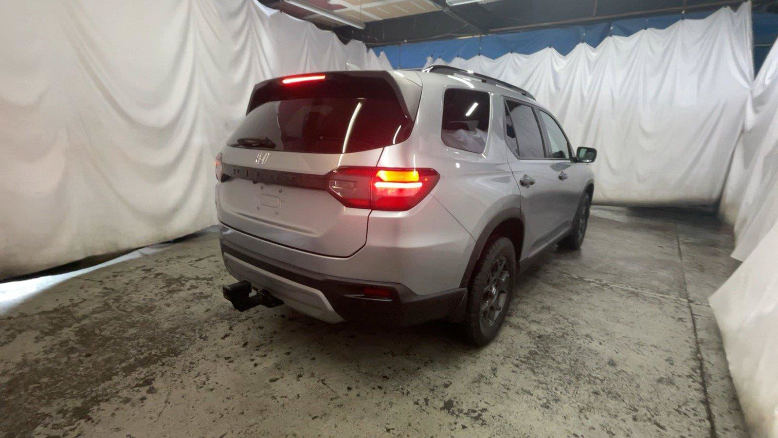 Certified 2025 Honda Pilot TrailSport image 6