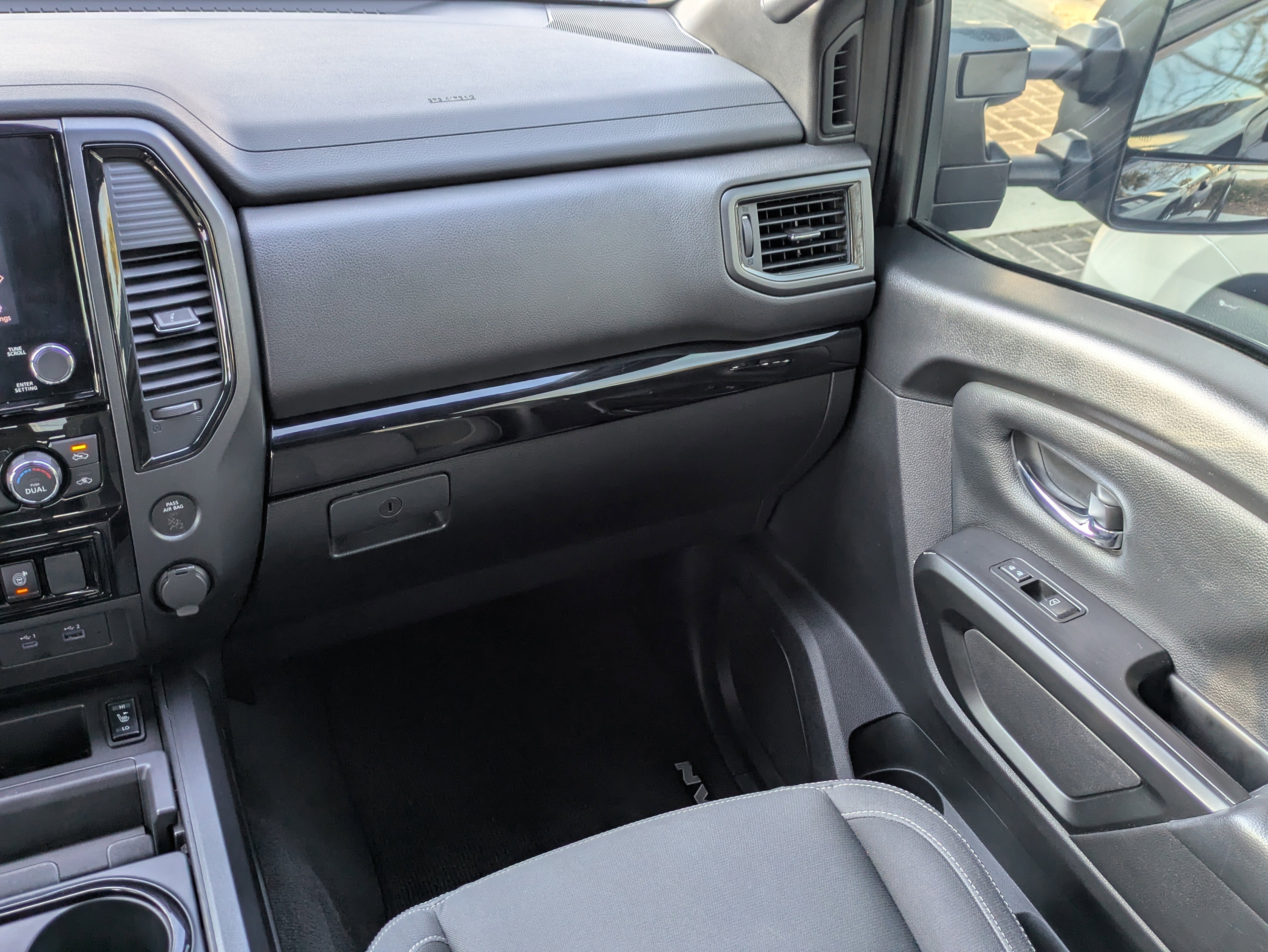 Used 2024 Nissan Titan SV w/ SV Convenience Package image 22