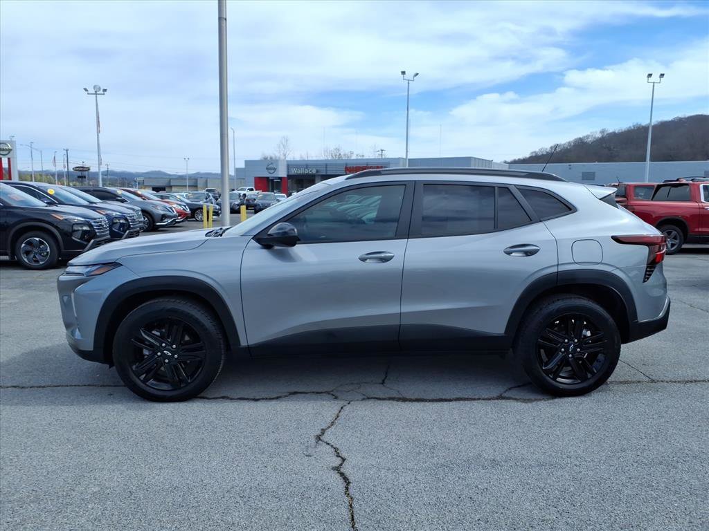 Used 2025 Chevrolet Trax ACTIV w/ Sunroof Package image 2