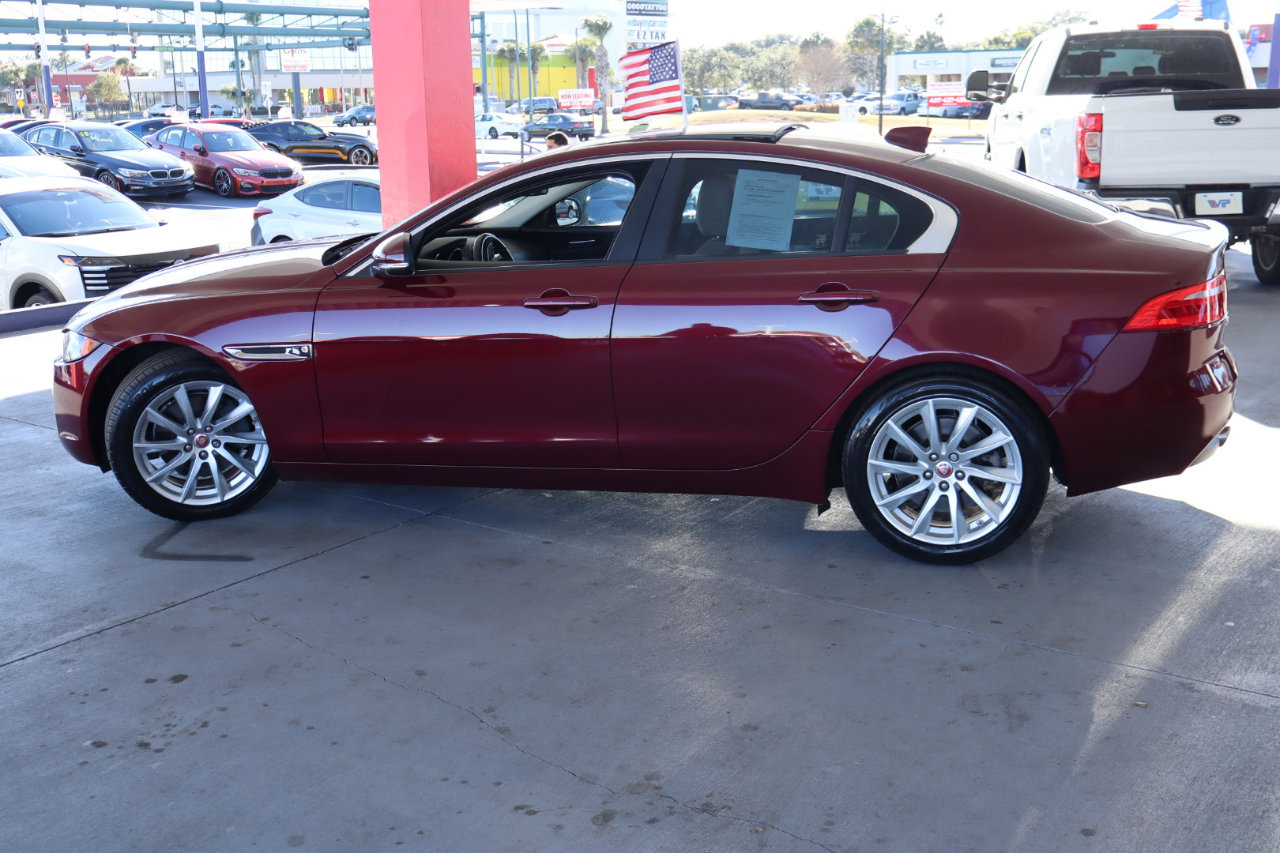 Used 2017 Jaguar XE image 8